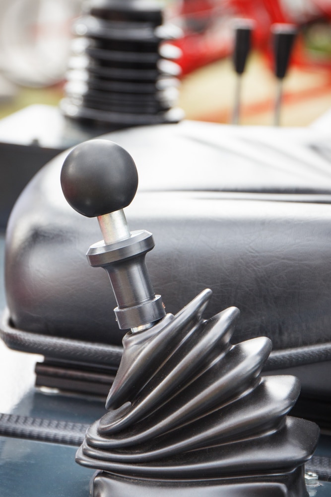 Levier de Commande Agricole : Contrôle de Machine Industrielle Levier de commande noir avec pommeau sphérique et soufflet en caoutchouc, commande de machine agricole ou industrielle.